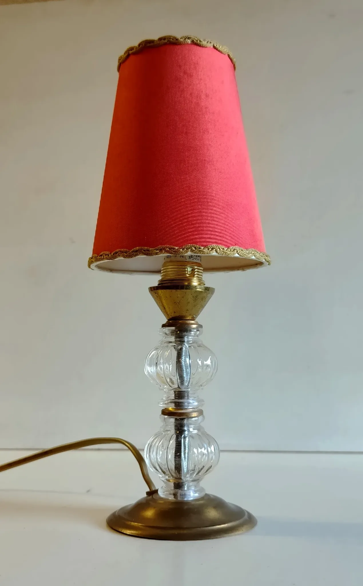 Vintage table lamp in brass and glass - mid 20th century.