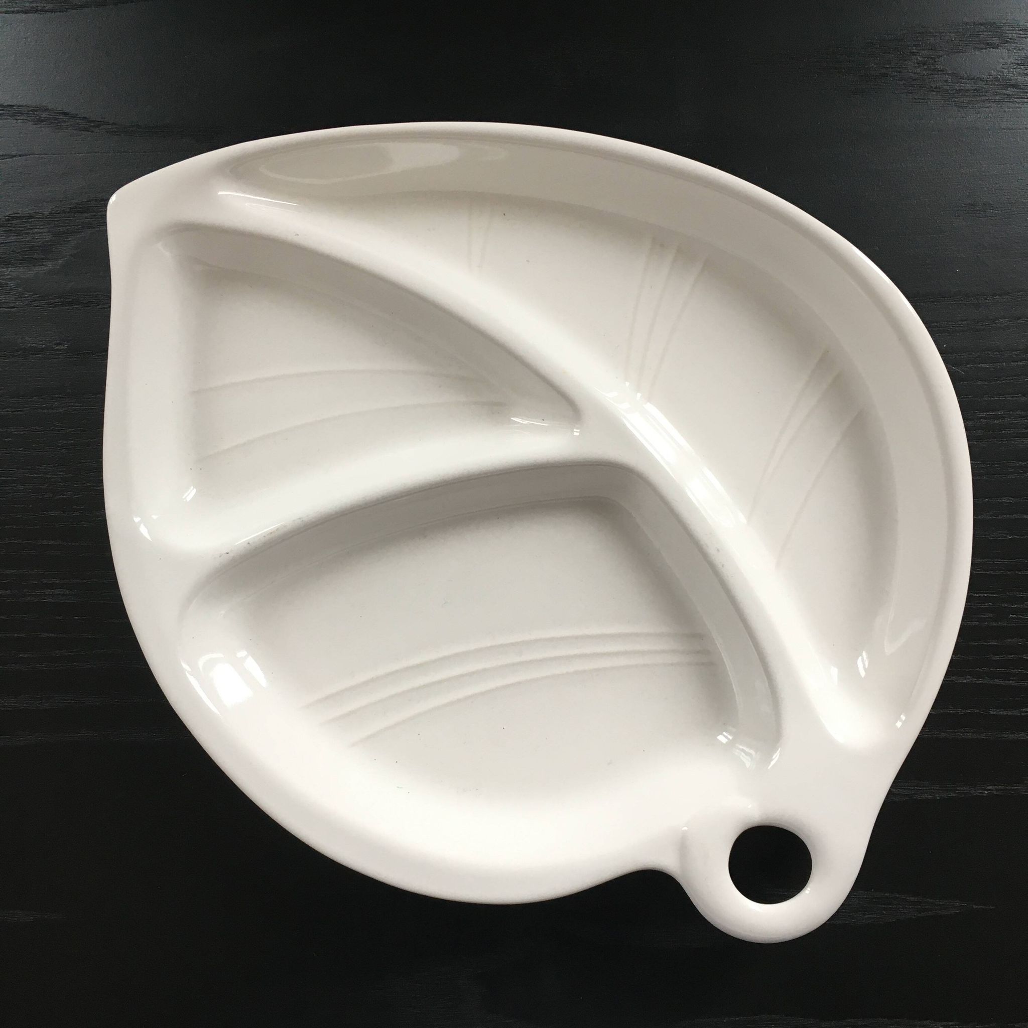 Plat feuille  en faïence blanche