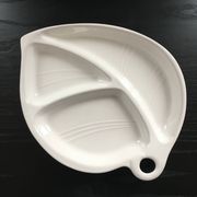 Plat feuille  en faïence blanche