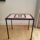 Plantentafeltje vintage avec betegeld mozaïek bovenblad en rose noir 1960