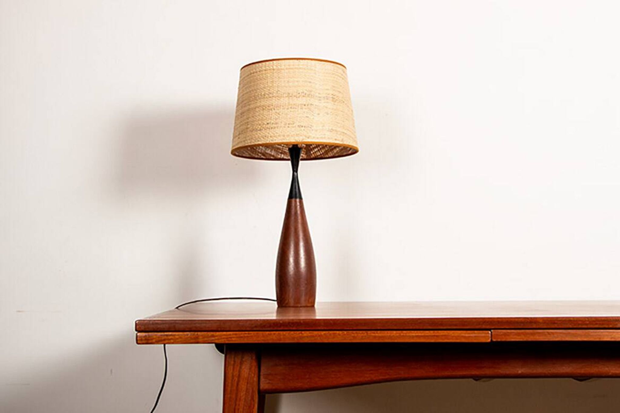 lampe de table Danoise, forme de quille, en teck et ébène par Fog & Morup.