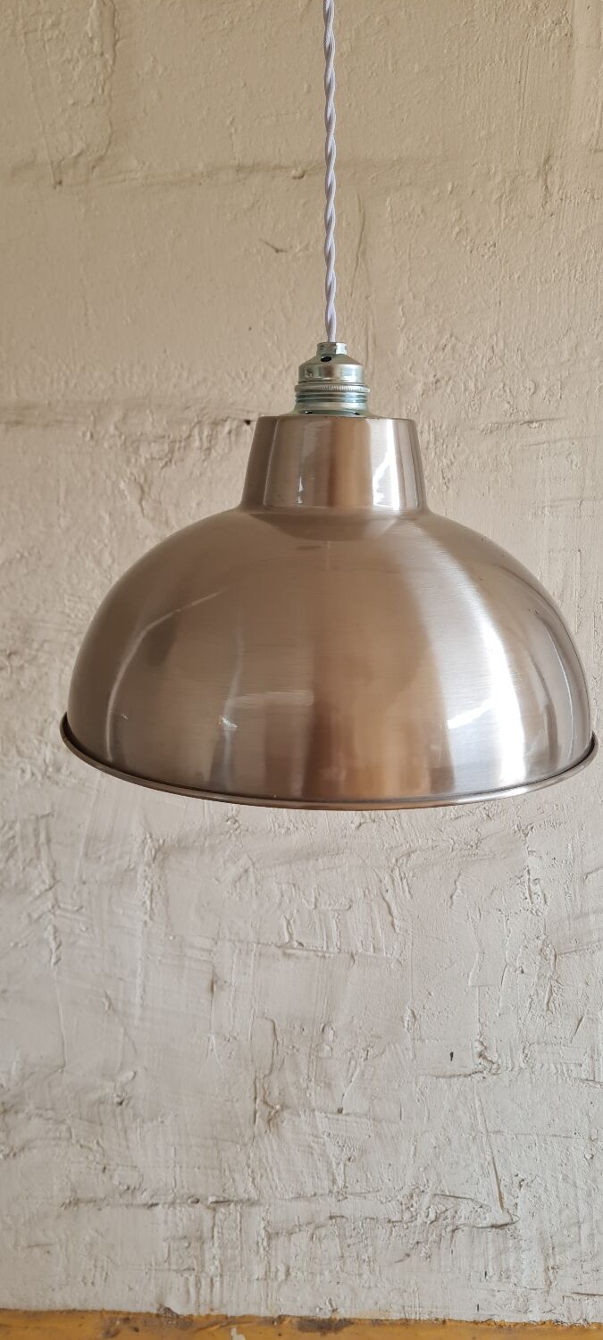 Enamelled sheet metal hanging lamp