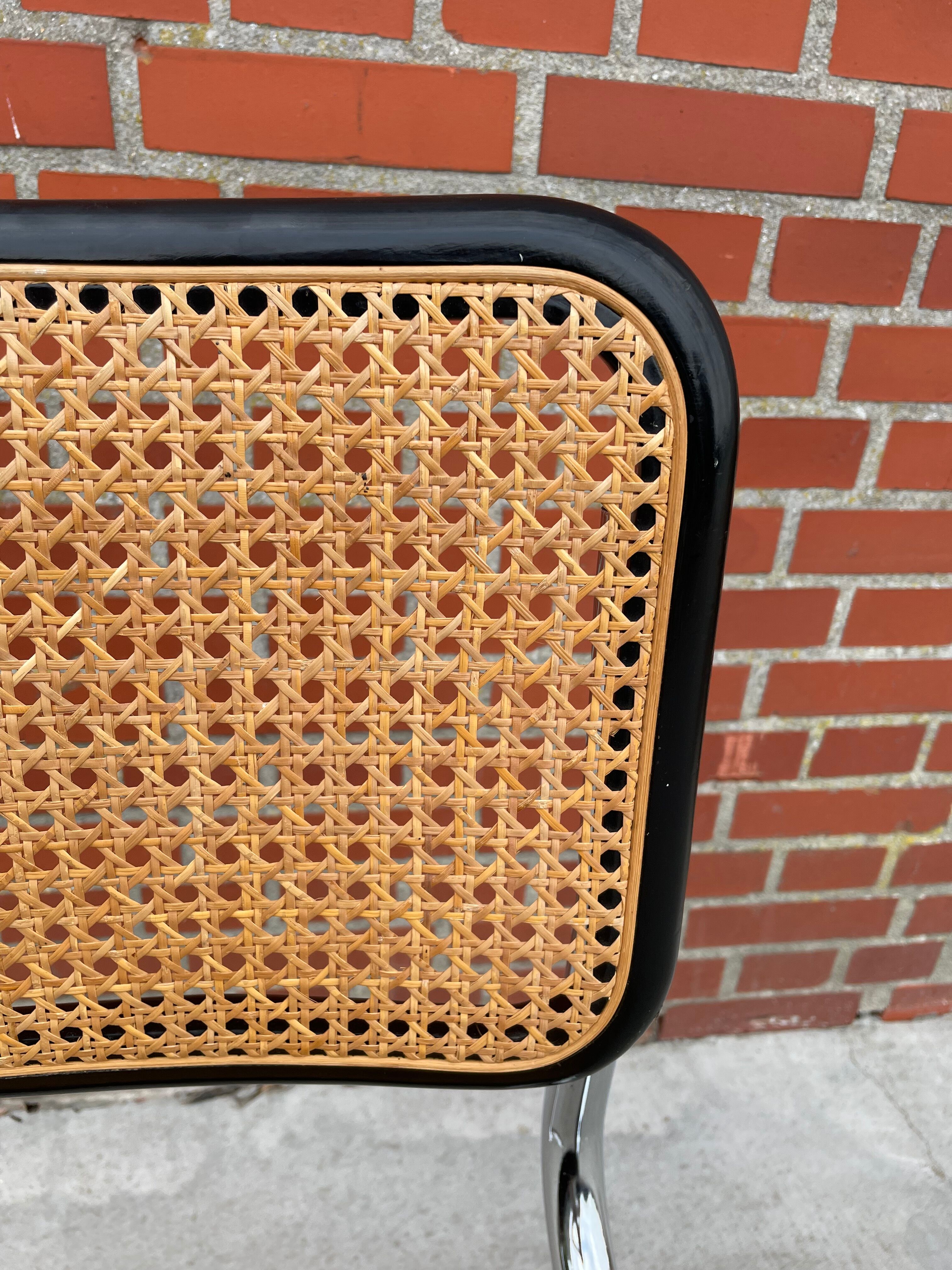 Chaise en chrome et noir