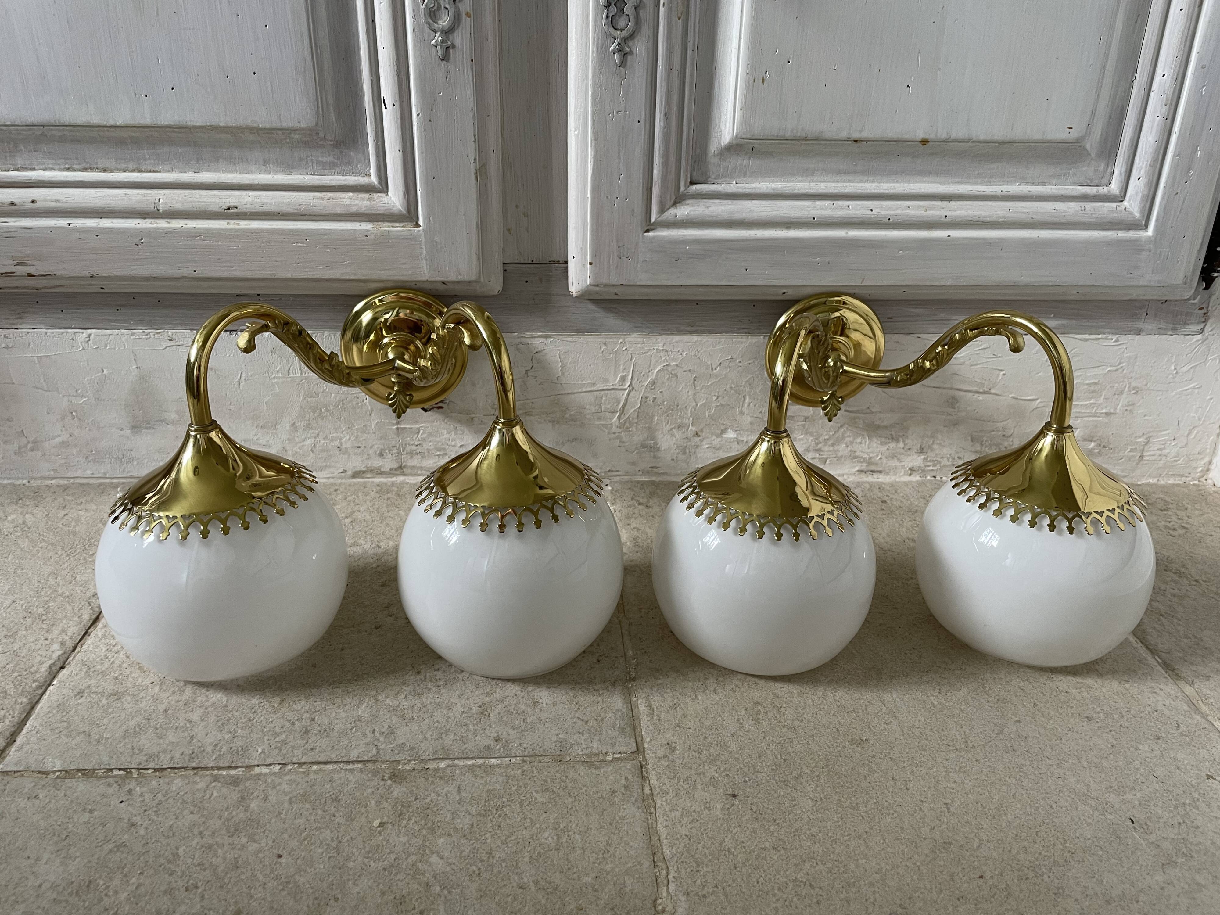 Paire d’appliques laiton et opaline vintage