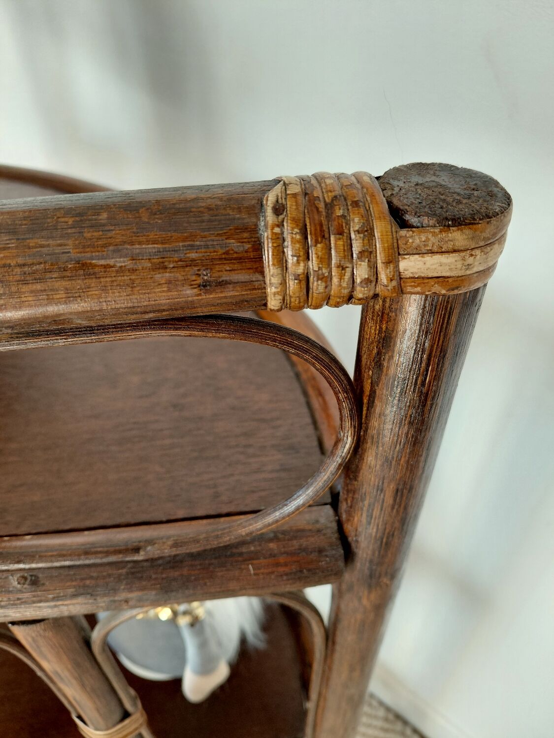 Corner shelf in rattan