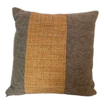 Coussin bi face laine grise empiècement tissu orange
