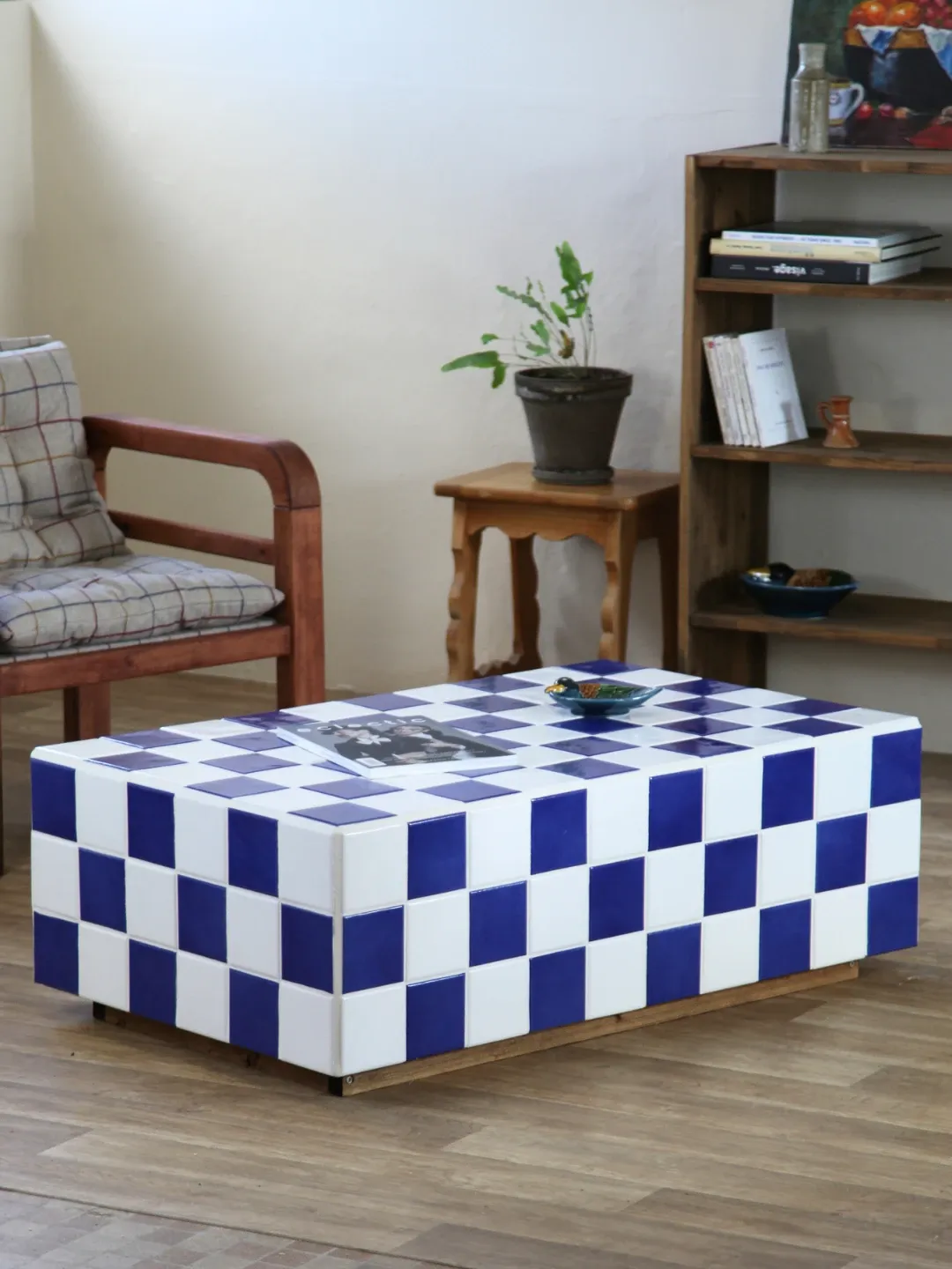 Table basse carrelée bleue et blanche damier