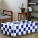 Table basse carrelée bleue et blanche damier