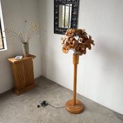Lampadaire en orme motifs « fleurs », années 70