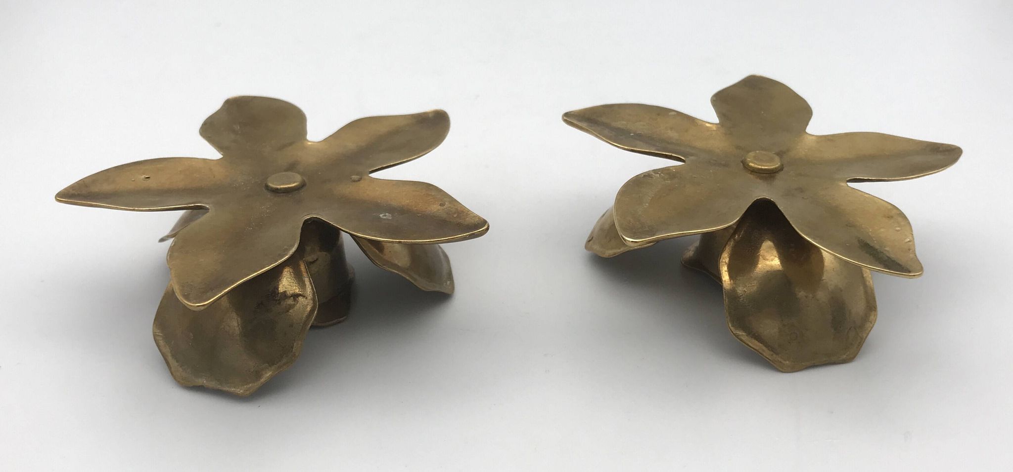 Pair of brass candle holders, duo of flowers vintage, 1970s