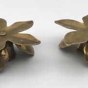 Pair of brass candle holders, duo of flowers vintage, 1970s