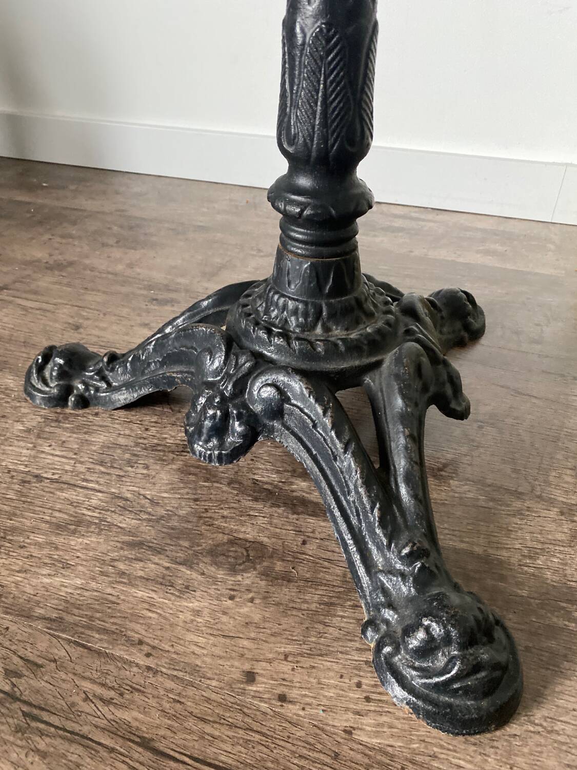 Bistro table with a central cast iron base in industrial style.