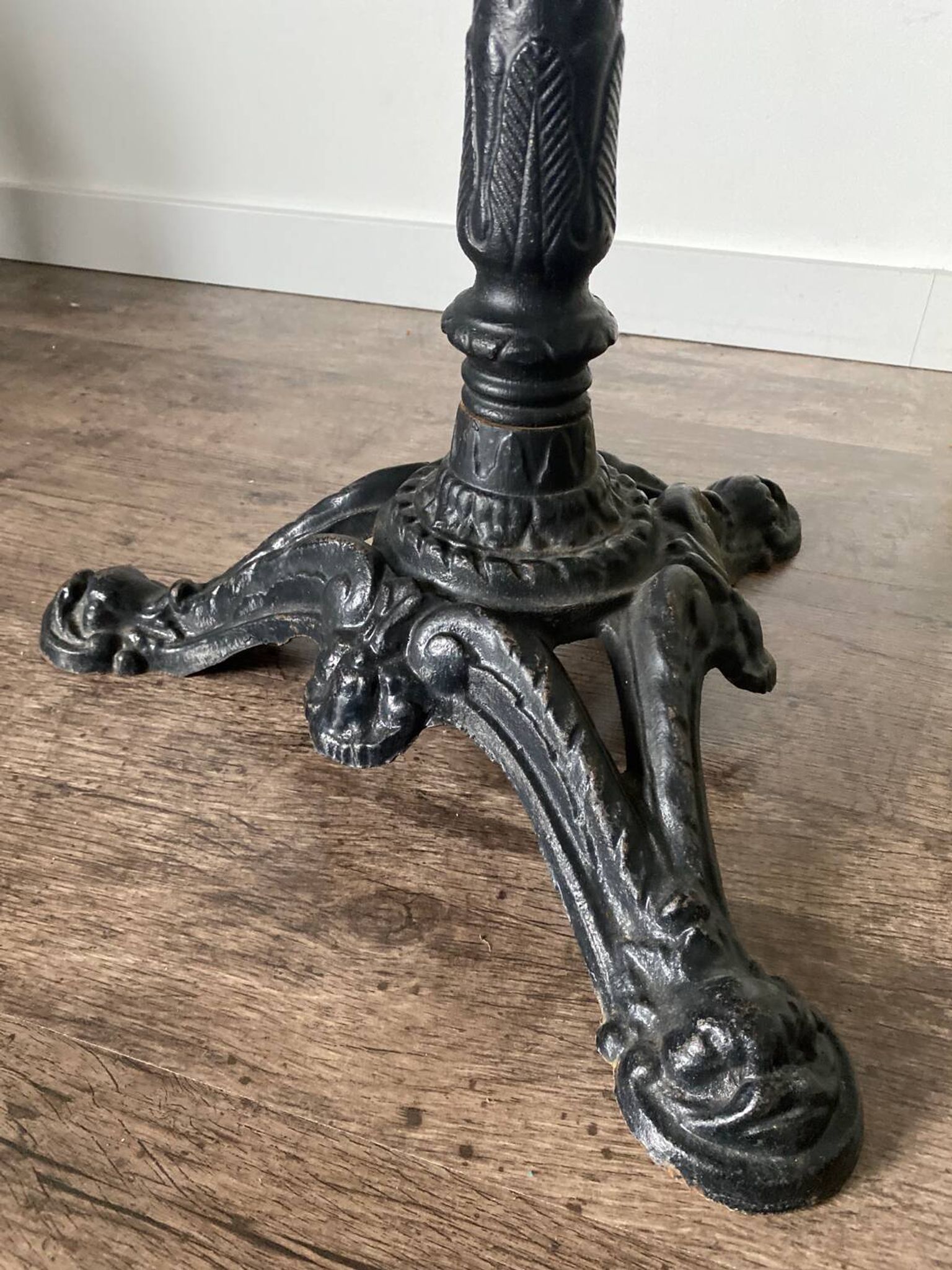 Bistro table with a central cast iron base in industrial style.