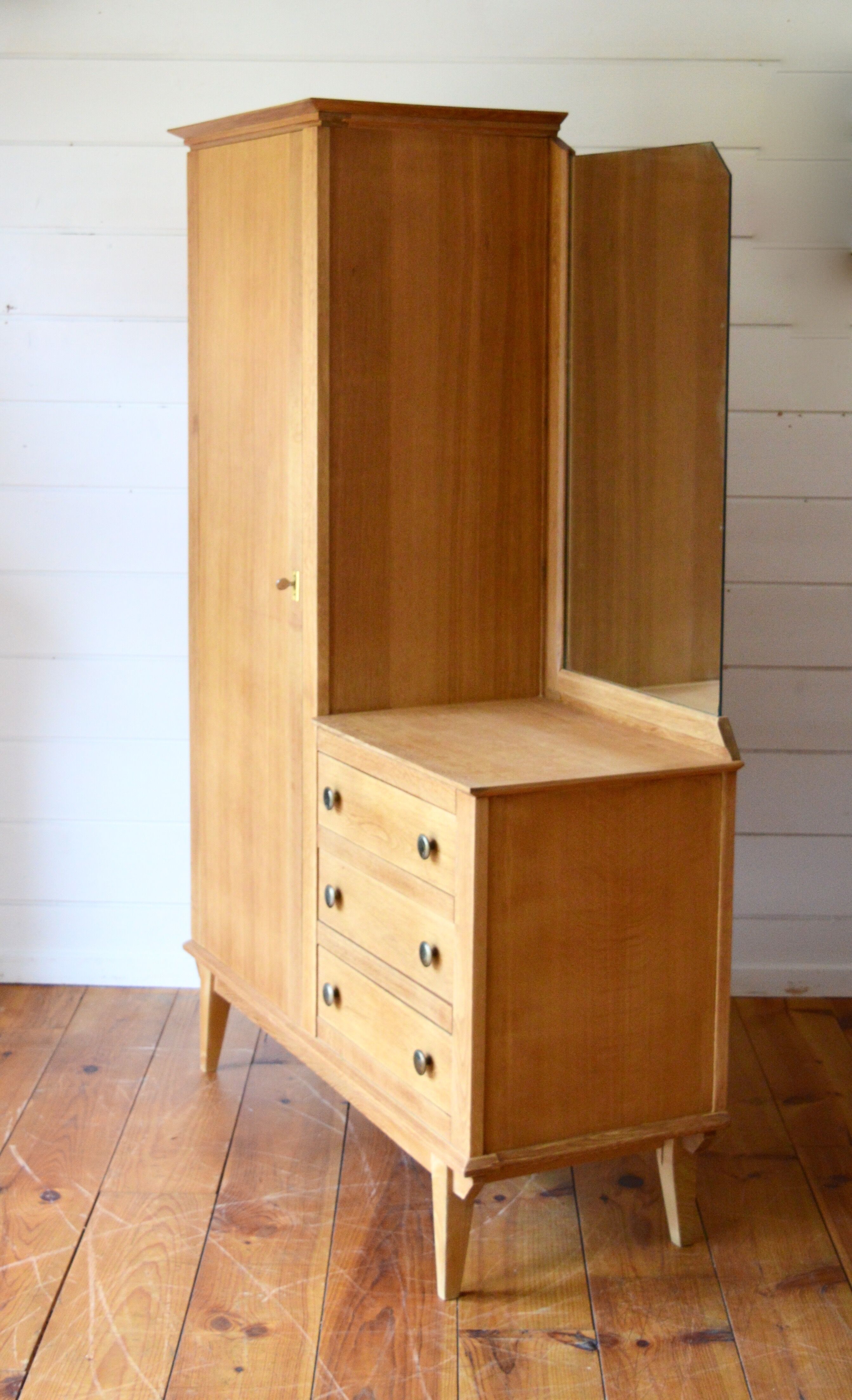 Asymmetric wardrobe