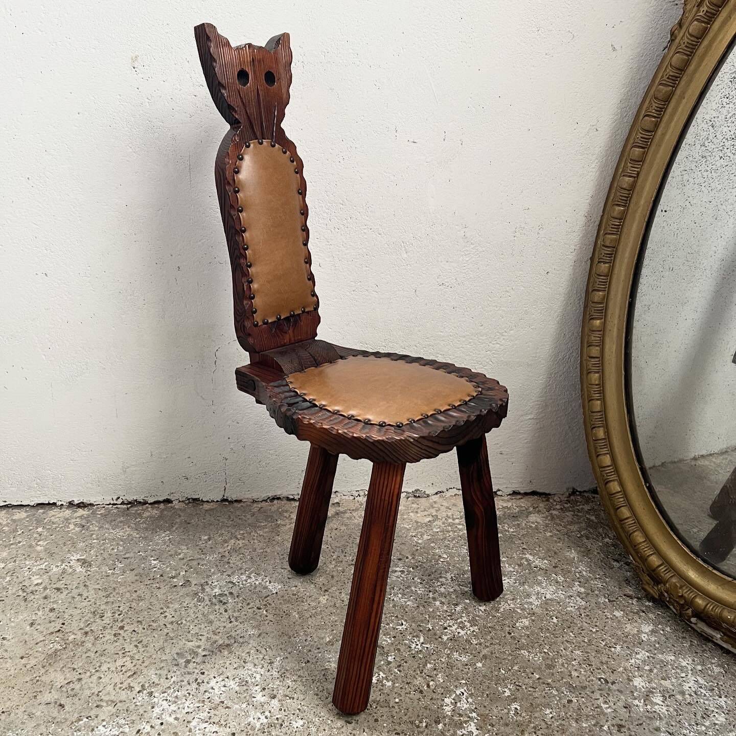 Folding tripod stool with cat back