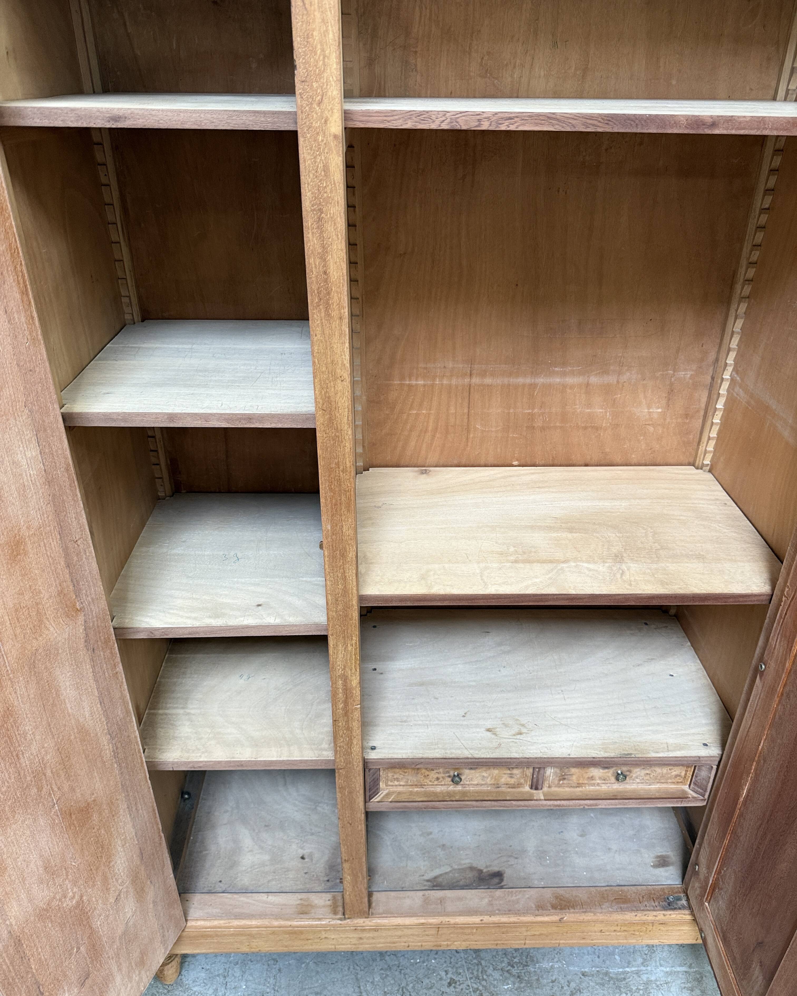 Armoire Art Déco en érable moucheté, rénovée