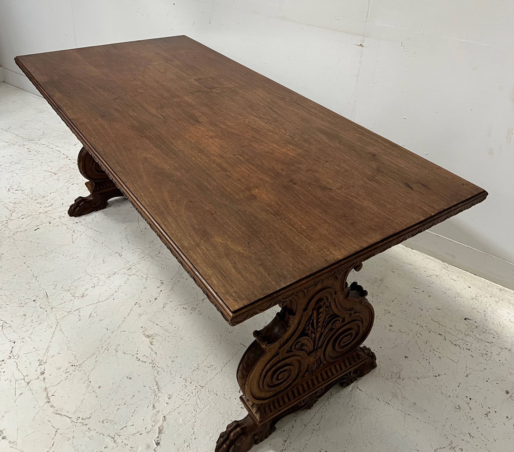 Table a manger de style Renaissance en bois massif sculpté XX siècle