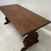 Table a manger de style Renaissance en bois massif sculpté XX siècle