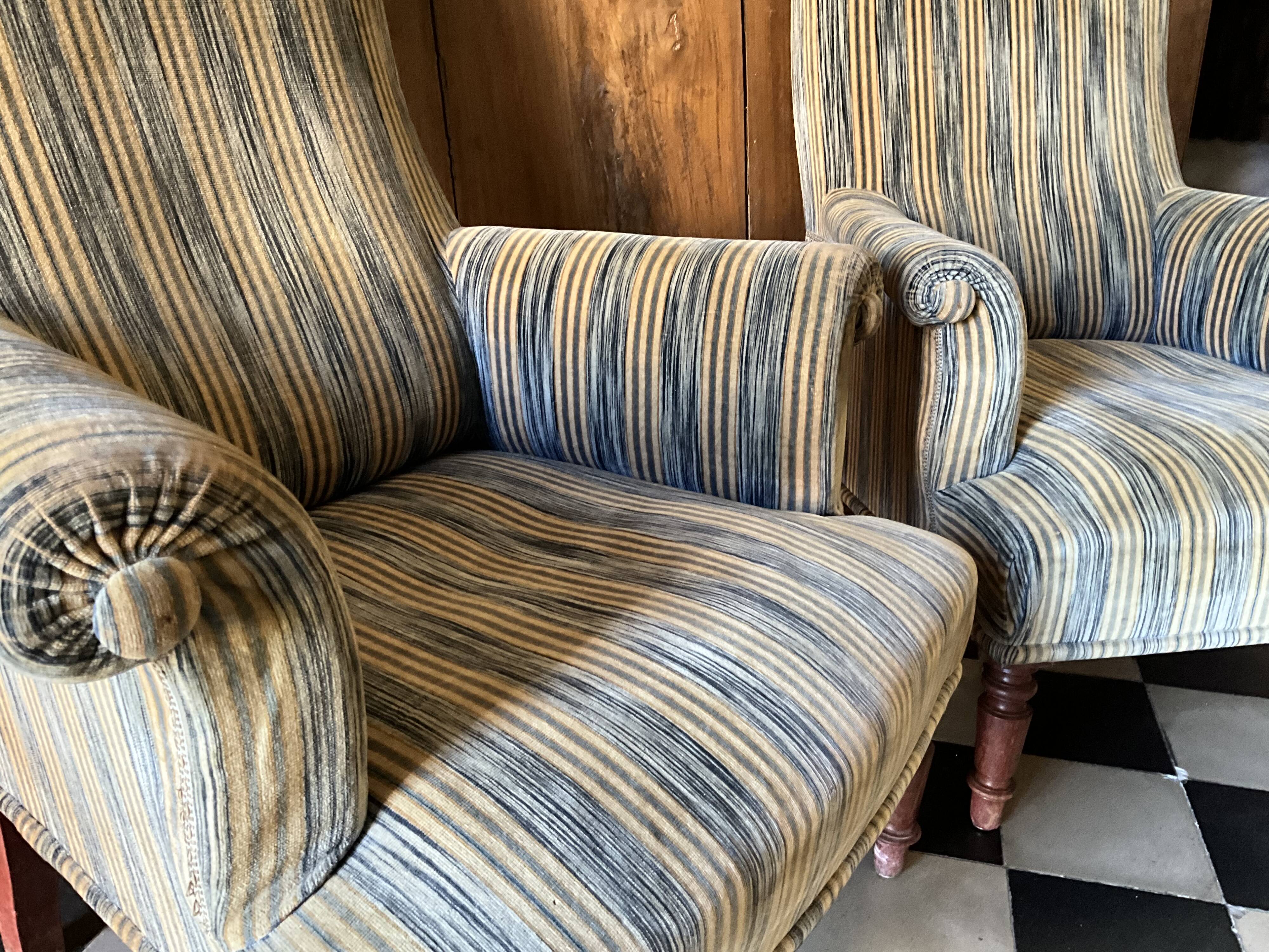 Une paire de fauteuils en velours.