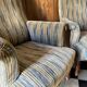 Une paire de fauteuils en velours.