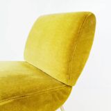 Fauteuil moutarde par Pelfran