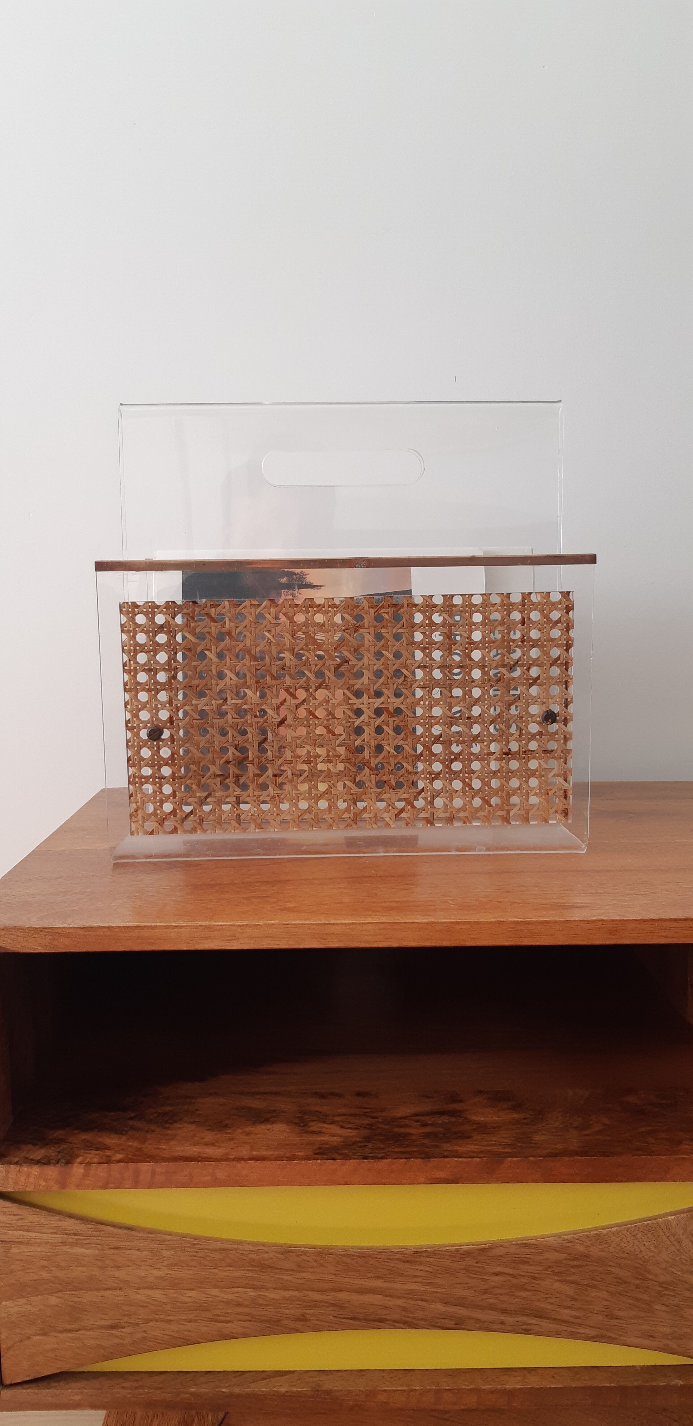 Porte revue en plexiglas à décor de cannage