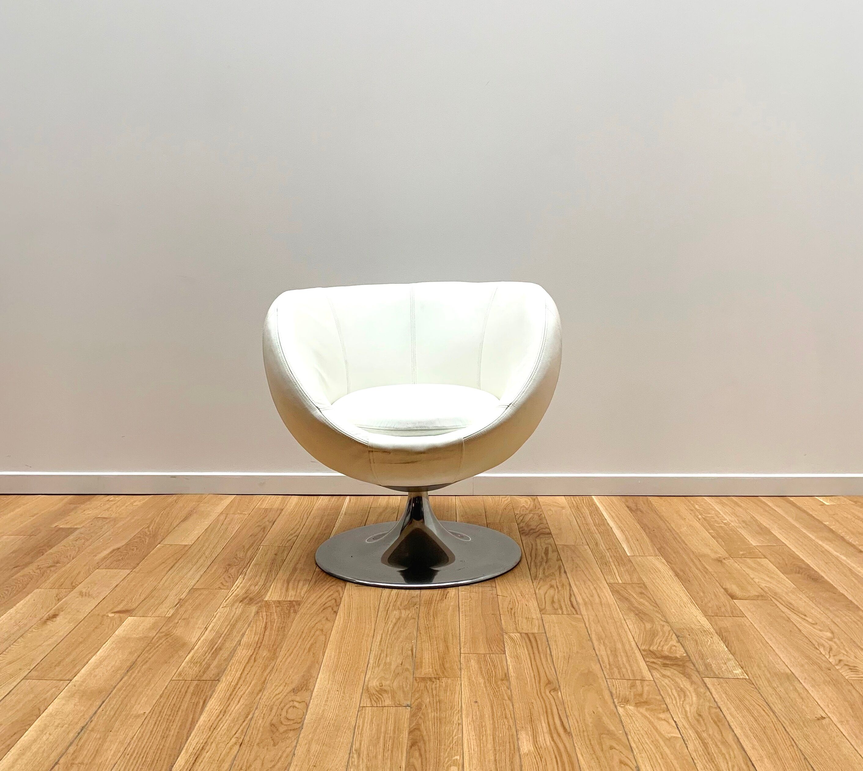 Ball armchair, Via Della Spiga