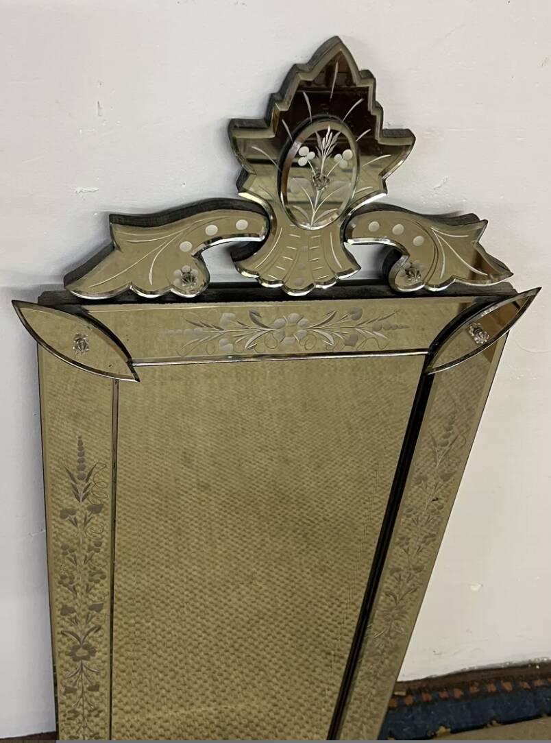 Venetian mirror with floral decoration pediment