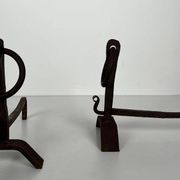 Paire de Chenets Modernistes en Fer Forgé à Anneaux de Couronnement et Base