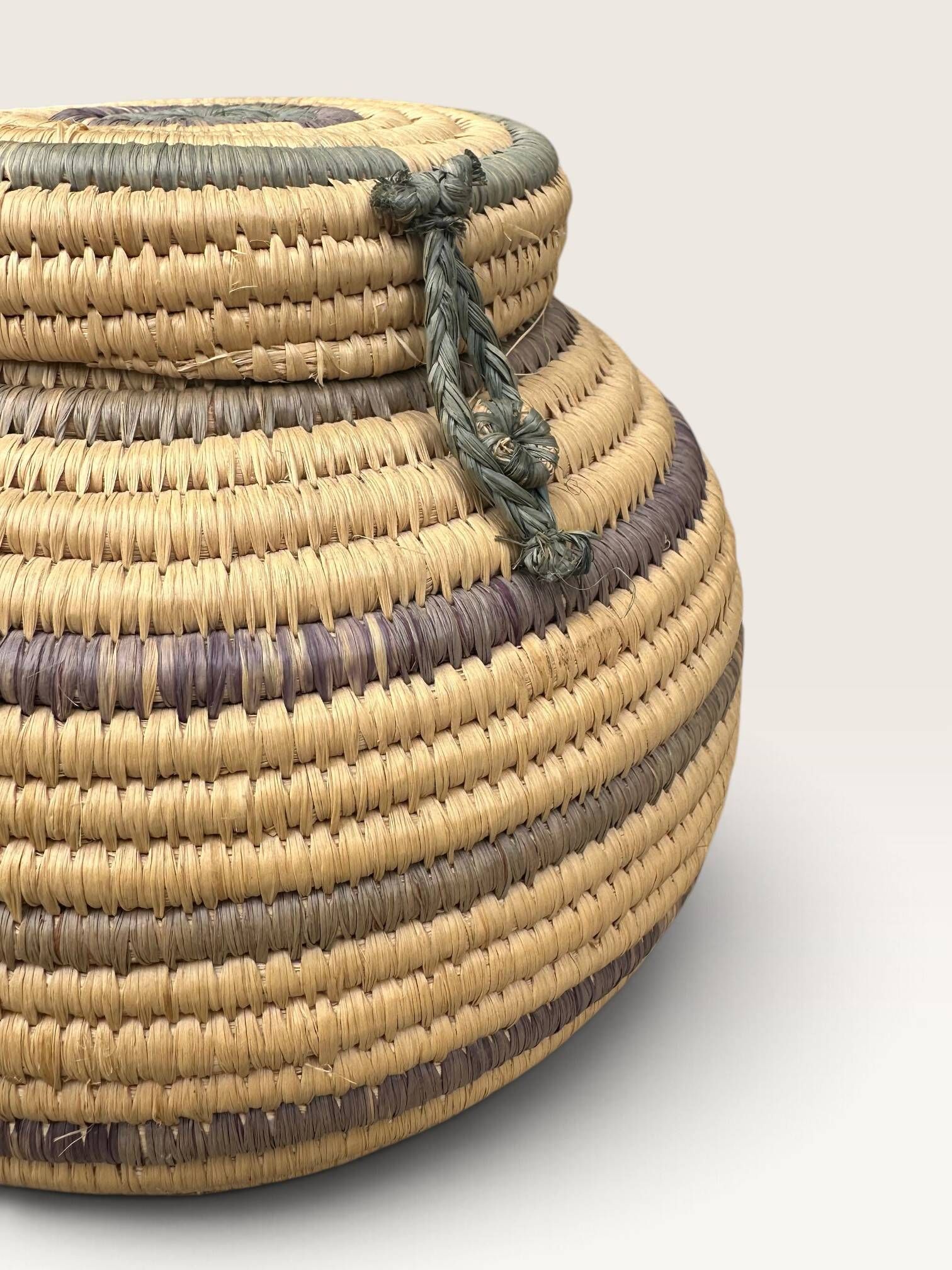 Panier couvert d'artisanat africain