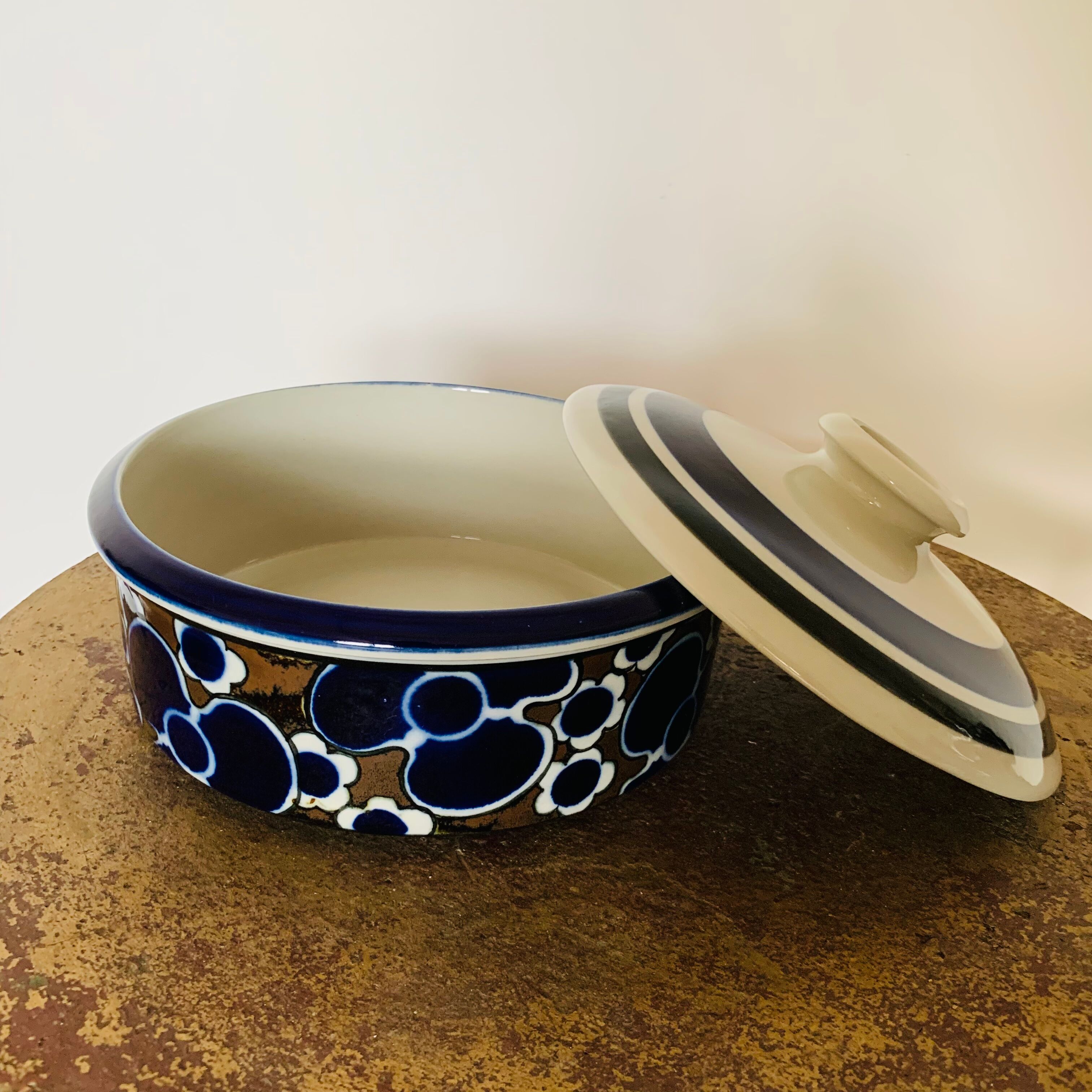 Bowl with lid, Saara model, by Anya Jaatinen Winqvist for Arabia