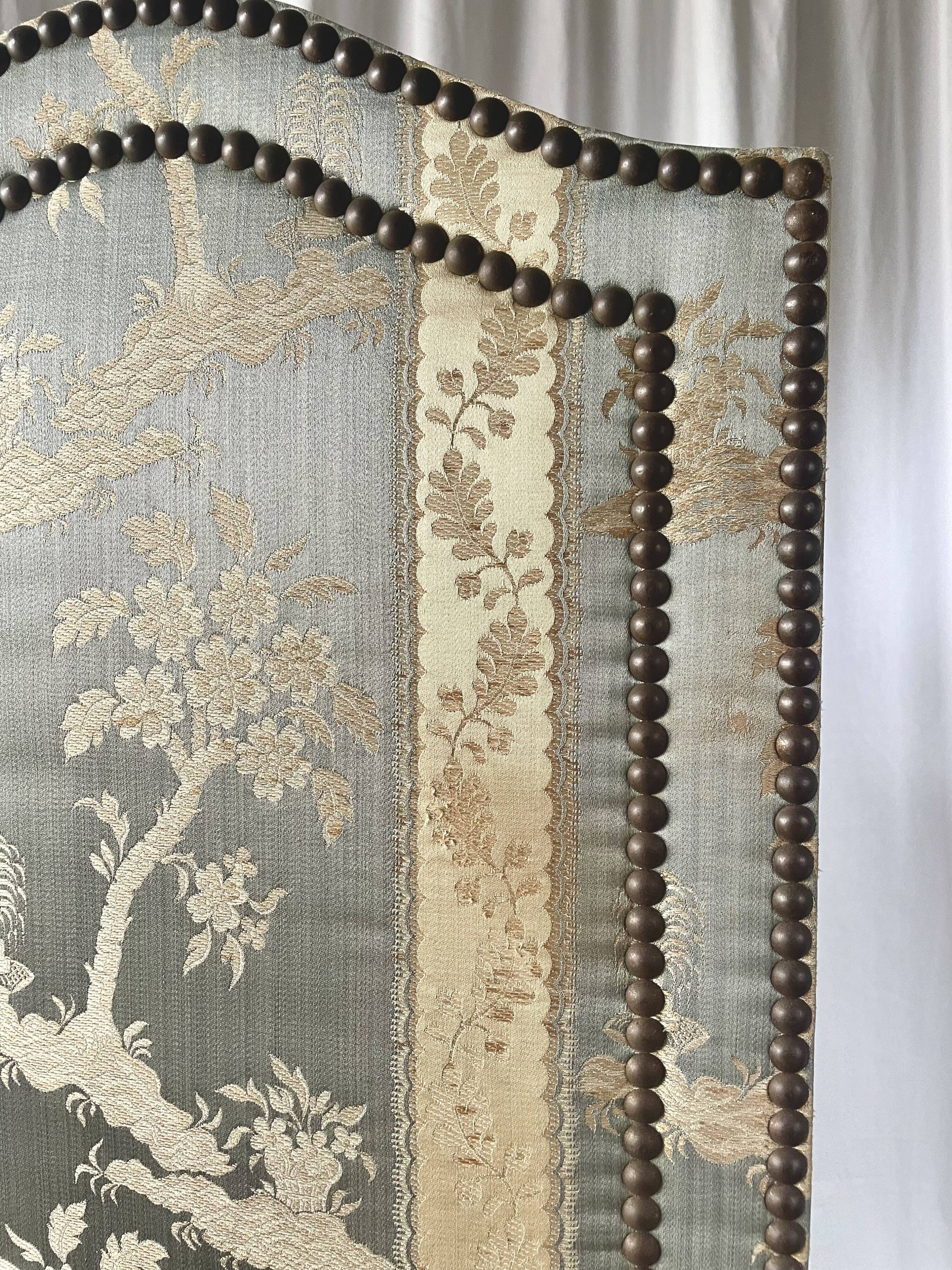 Antique Chinoiserie-style screen from the early 20th century in damask silk.