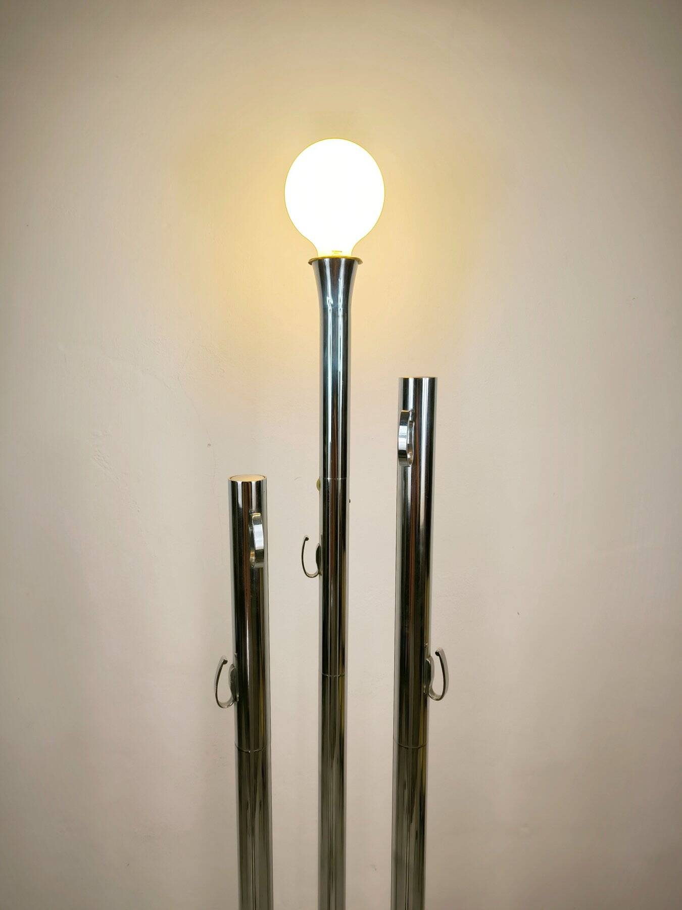 Lampadaire dimmable avec porte-manteau en laiton chromé