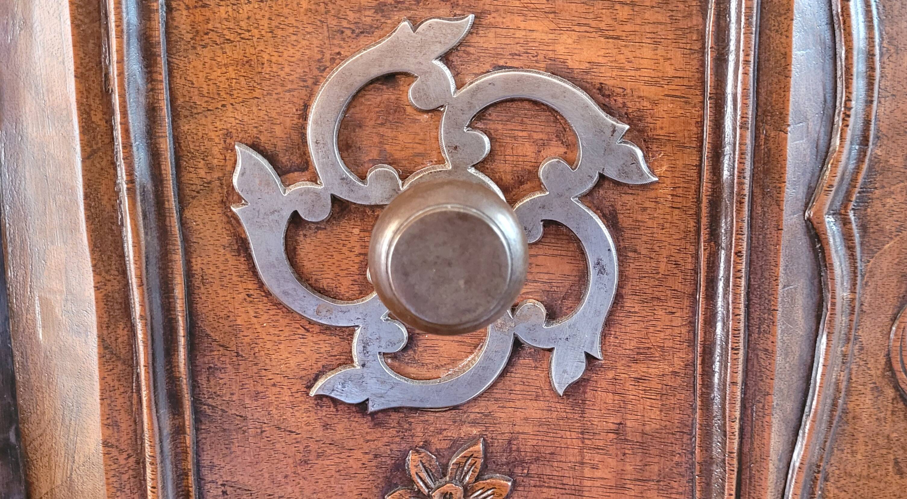 Provençal buffet with two bodies in solid walnut from the 18th century.