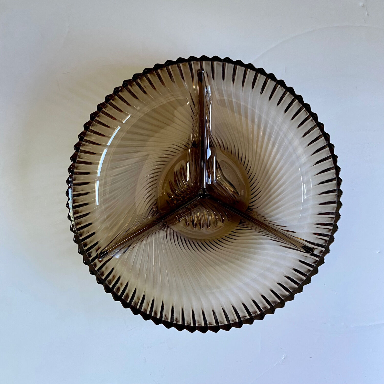 Plat en verre fumé vintage