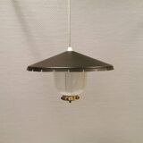 Lampe suspendue en verre avec abat-jour en métal laqué noir et base en laiton.