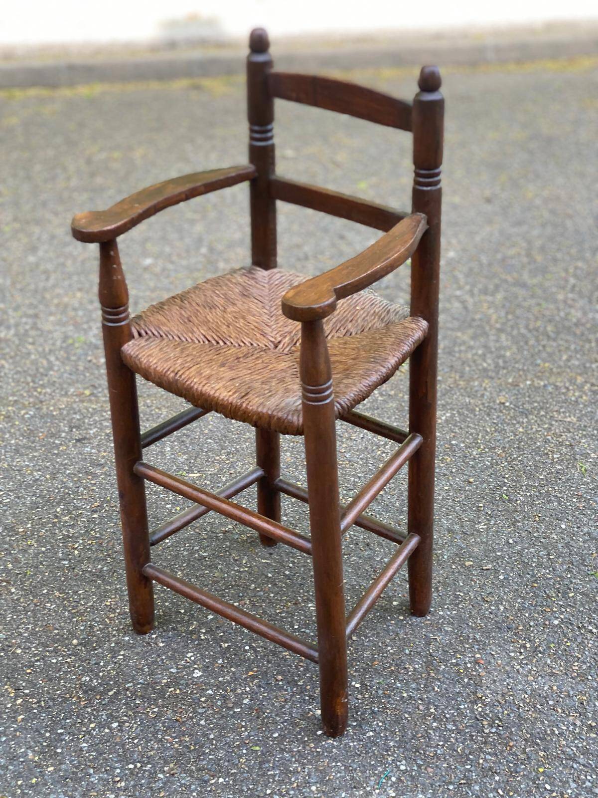 Réhausseur chaise haute enfant du 19ème en bois massif paillée