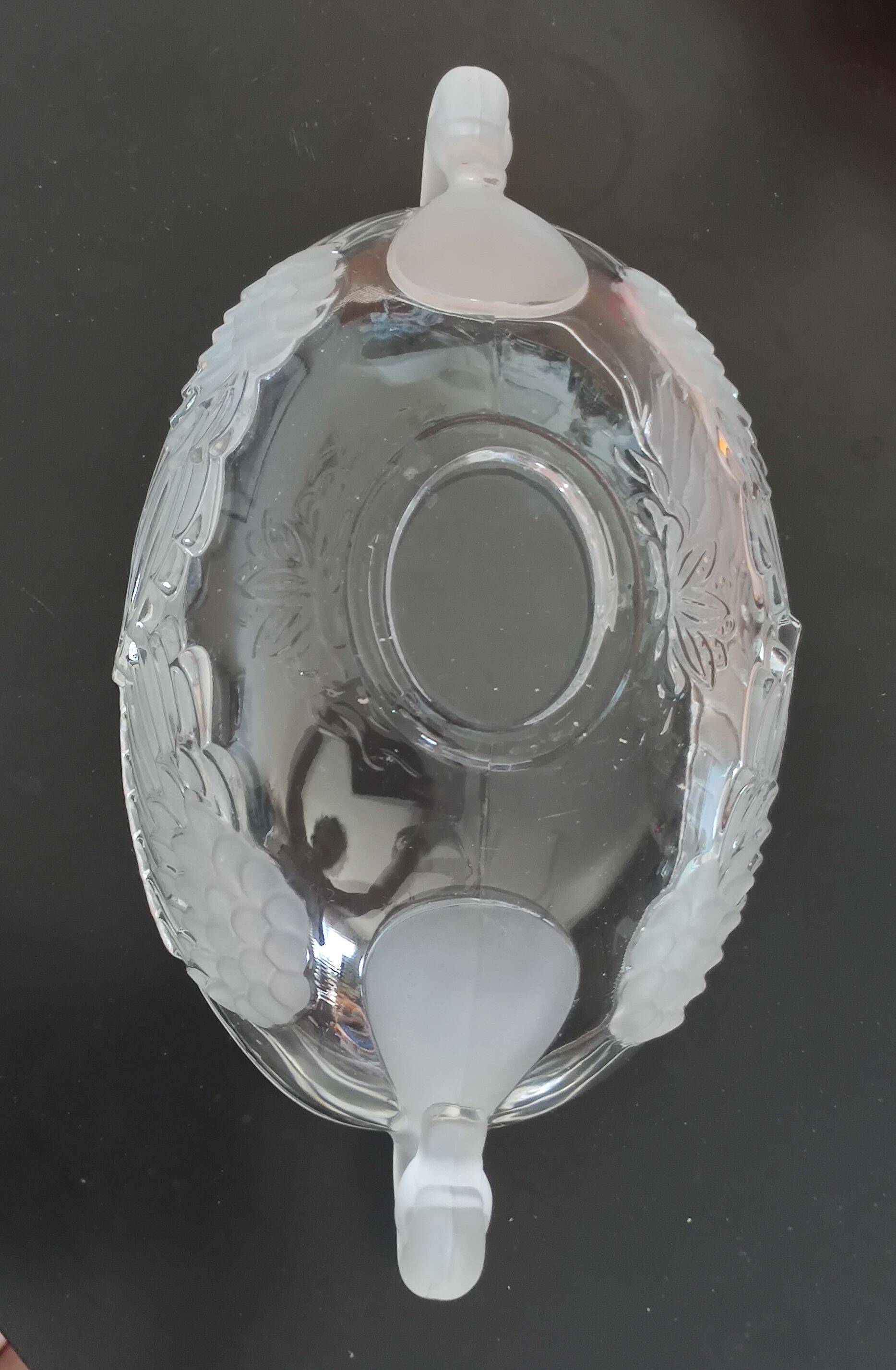 Central coupe in frosted crystal with double swan neck, Mikasa Walther