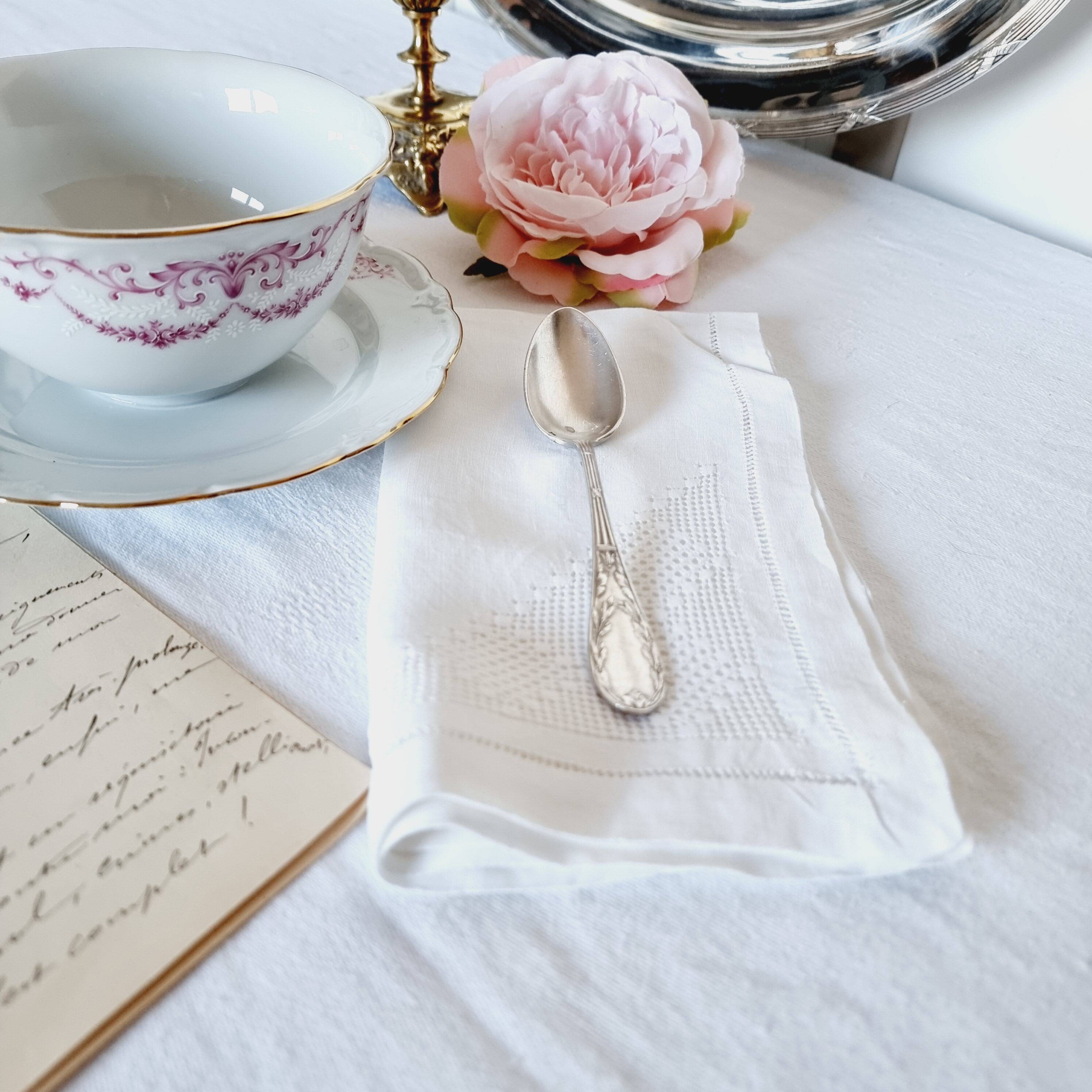 6 linen napkins with perforated lace for breakfast or lunch