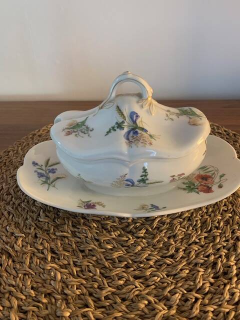 Old porcelain: Chapelle Paris/ 19, boulevard desItaliens/ medal 1844