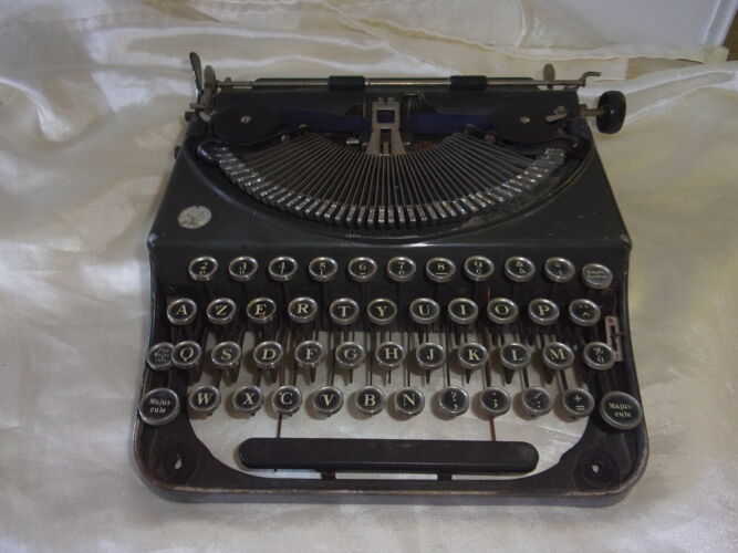 Ancienne machine à écrire en métal