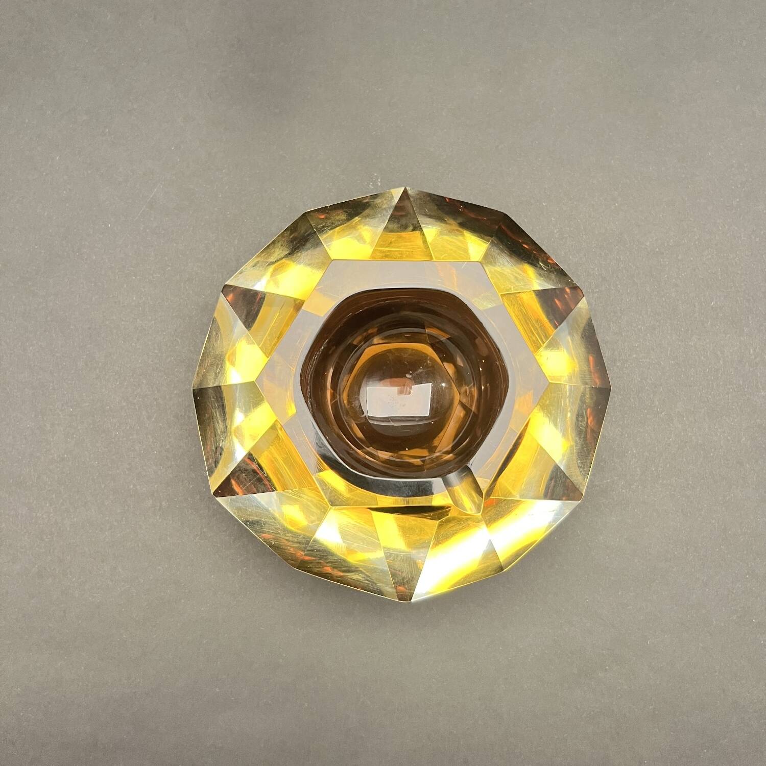 Cendrier en verre à facettes attribué à Seguso, Murano, Italie, années 1970