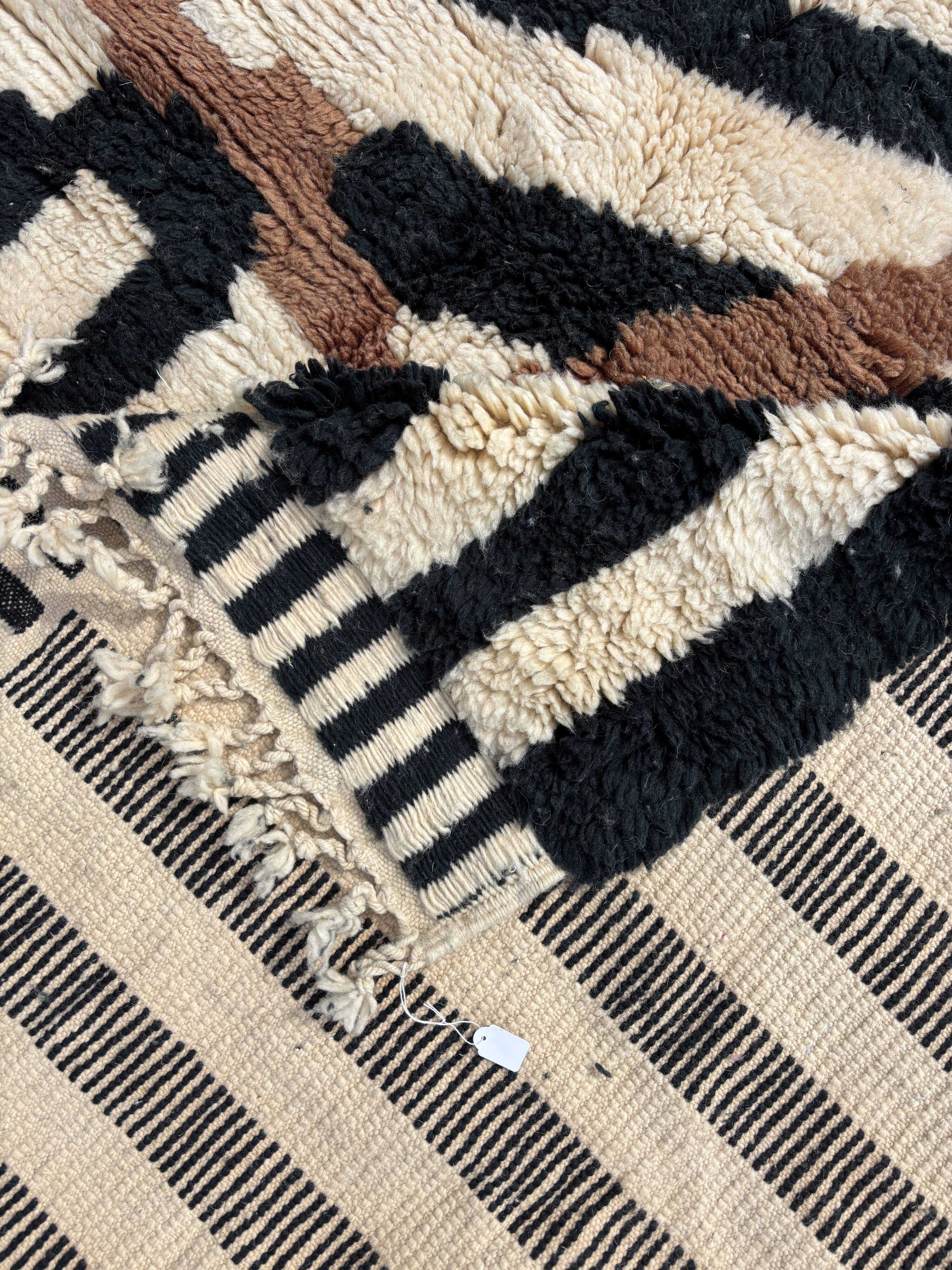 Beni M'rirt Moroccan Rug 200x300 cm – Large Black & Ecru Berber Rug