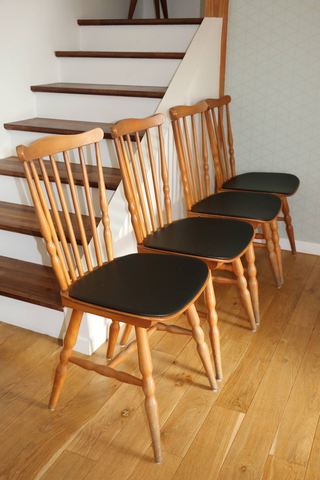 4 BAUMANN Tacoma chairs in black imitation leather and light beech