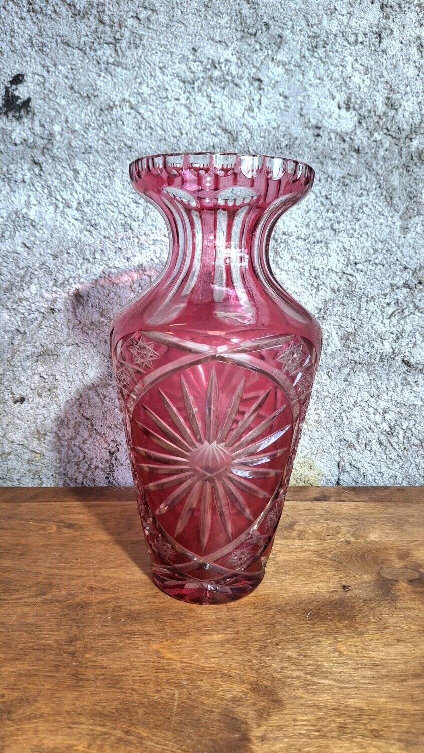 Bohème large crystal vase with red overlay, wheel-cut, Belle Époque.