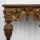Console murale dorée et sculptée de style baroque italien du XXe siècle