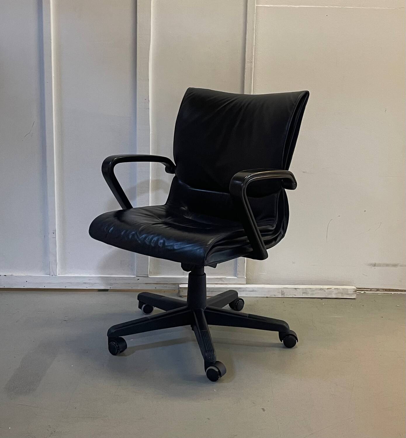 Black leather office chair Model "Qualis" by Emilio Ambasz for Tecno, 1991