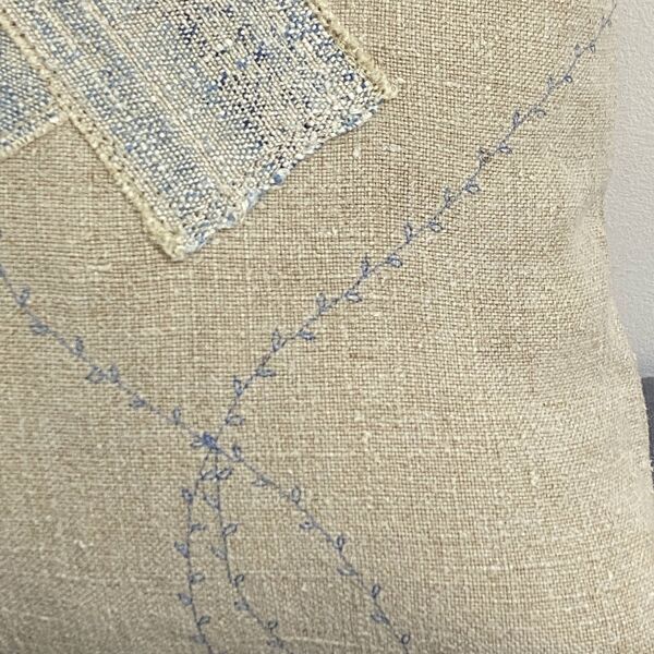 Coussin artisanal en toile ancienne style Kilim