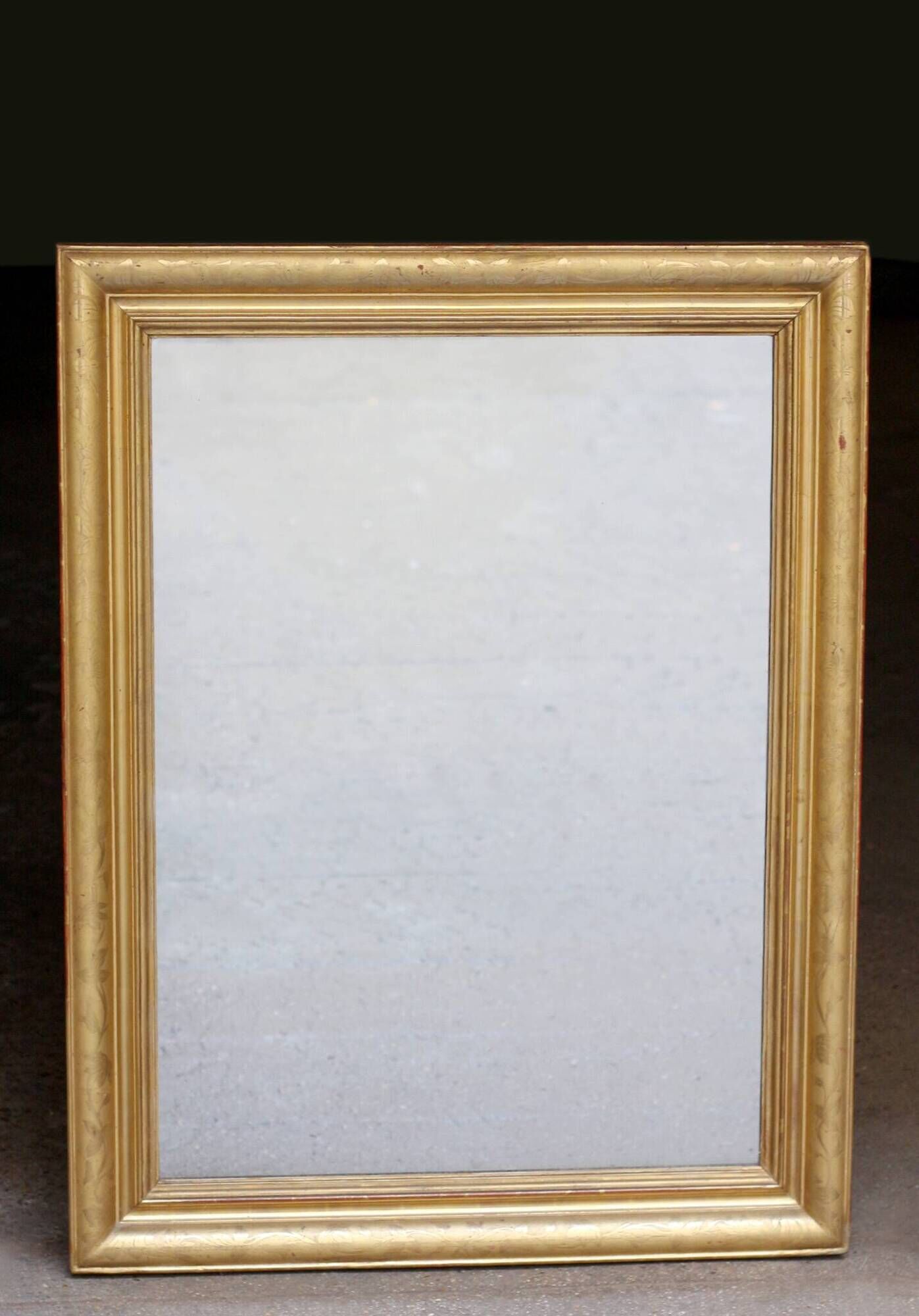 Beau miroir ancien de chéminée. Dorure à la feuille d'or. 107 x 82 cm.
