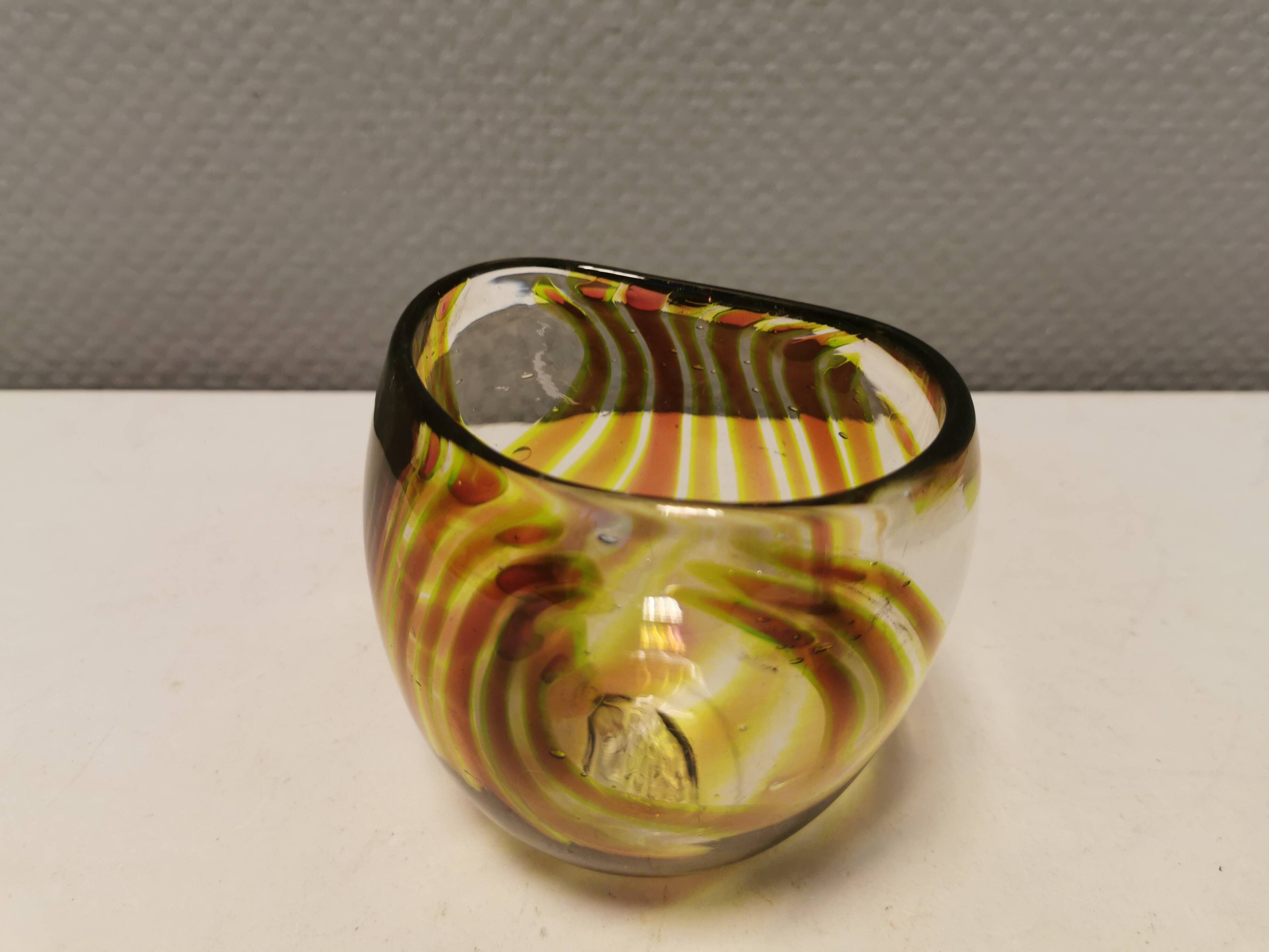 Beautiful mouth-blown vase in beautiful colours.